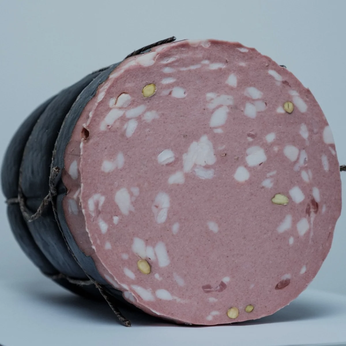 Mortadella La Sposa Capitelli con pistacchi e involucro nero